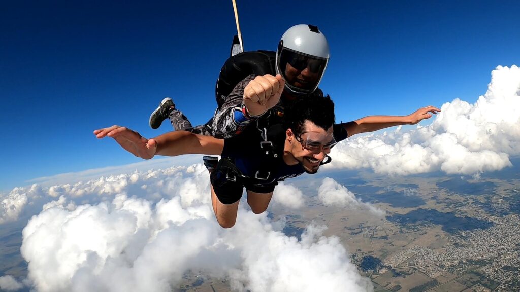 alto tándem en Chascomús sobre la laguna, caída libre entre nubes