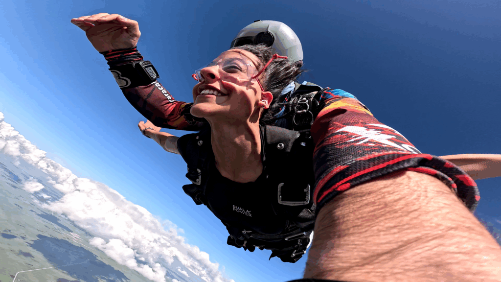 Persona realizando un salto tándem en Paracaidismo Chascomús