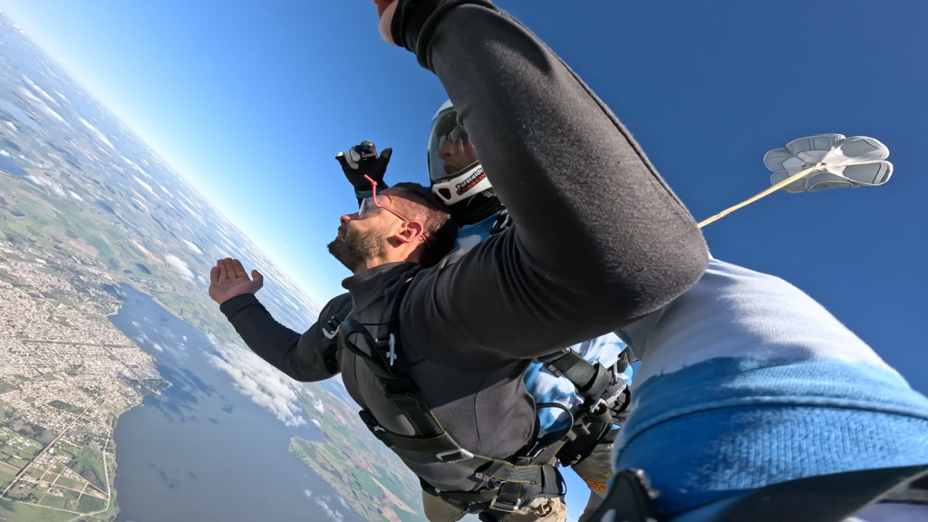Alumno realizando su primer salto tándem con instructor