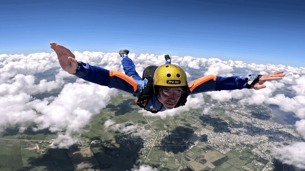 Alumno volando solo en caída libre durante curso de paracaidismo